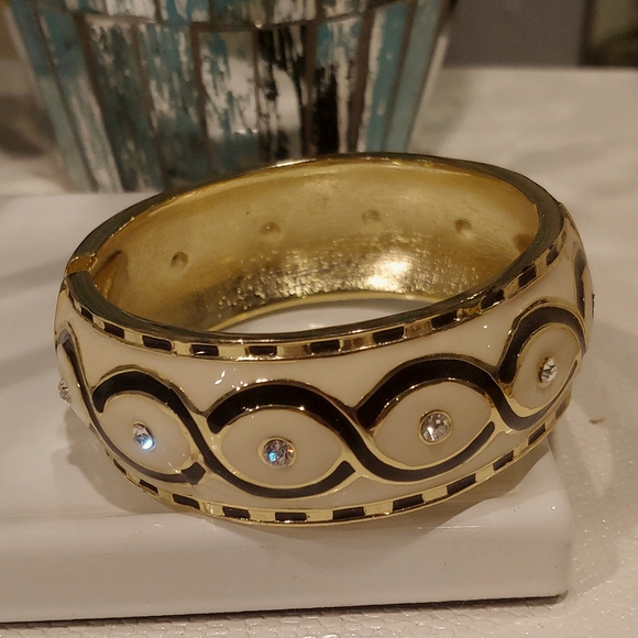 Stylish hinge bangle. - Picture 2 of 4